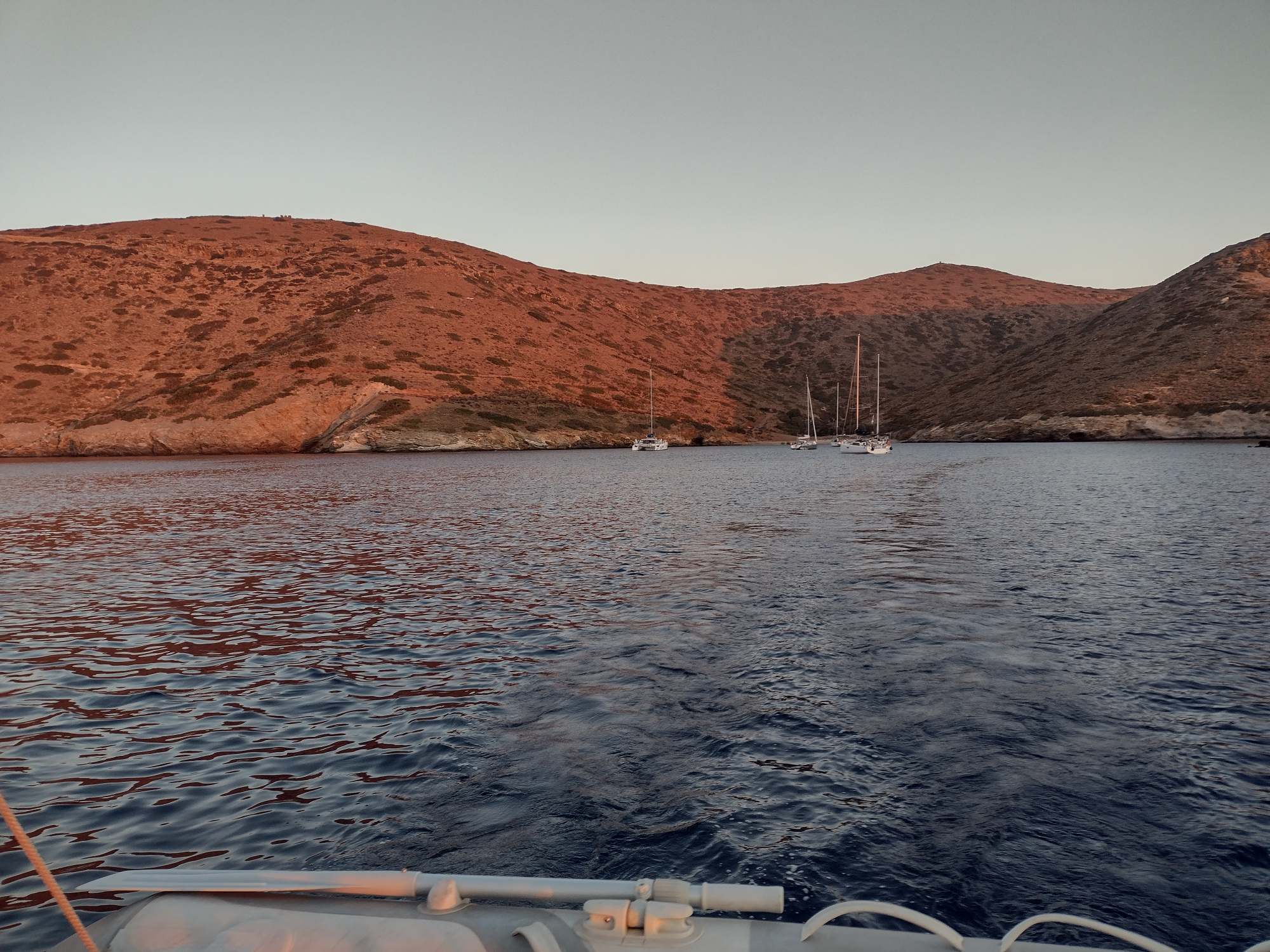 Rückblick in die Ankerbucht bei der Abfahrt