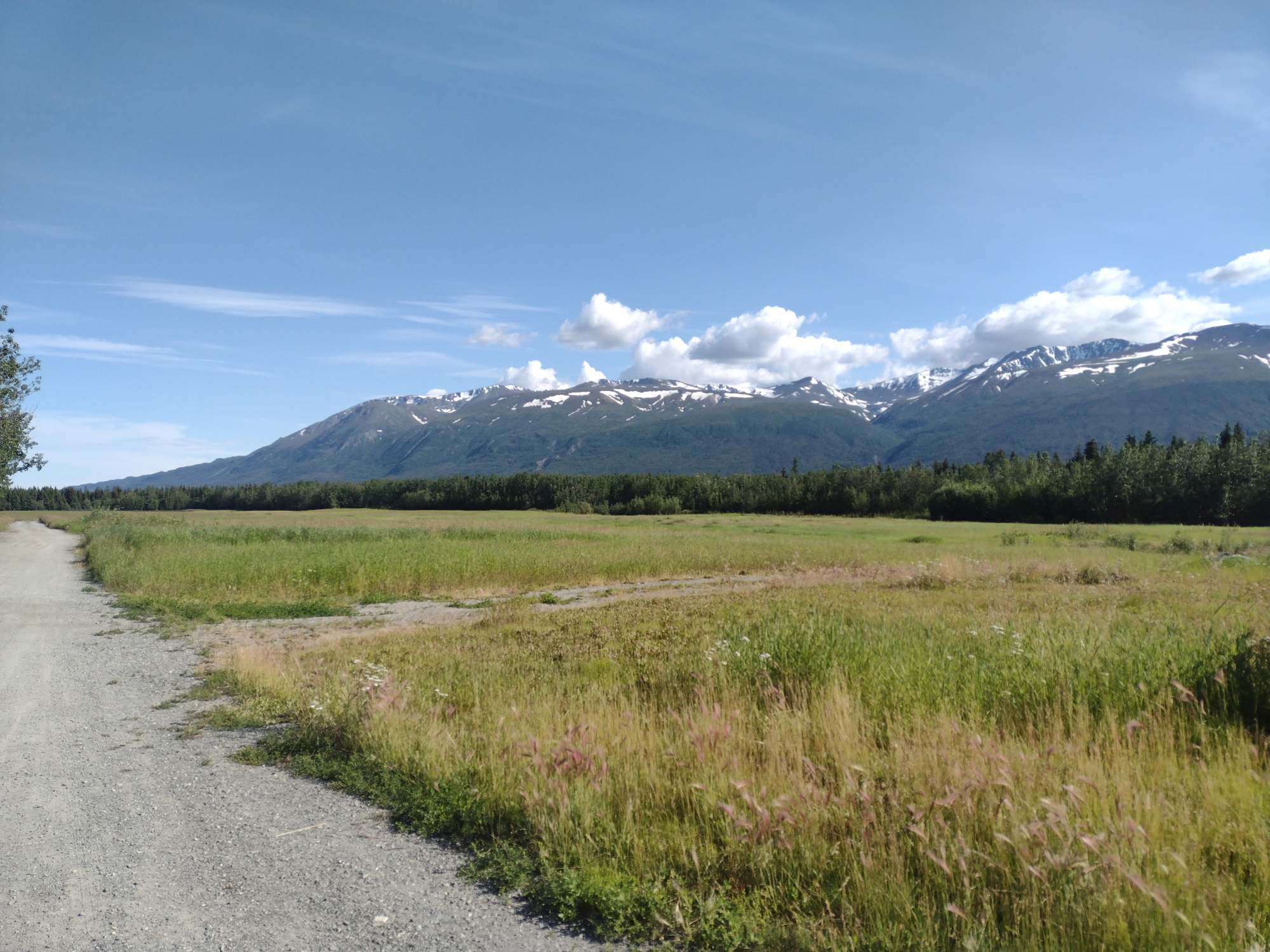 Ebene Landschaft zwischen Bergen