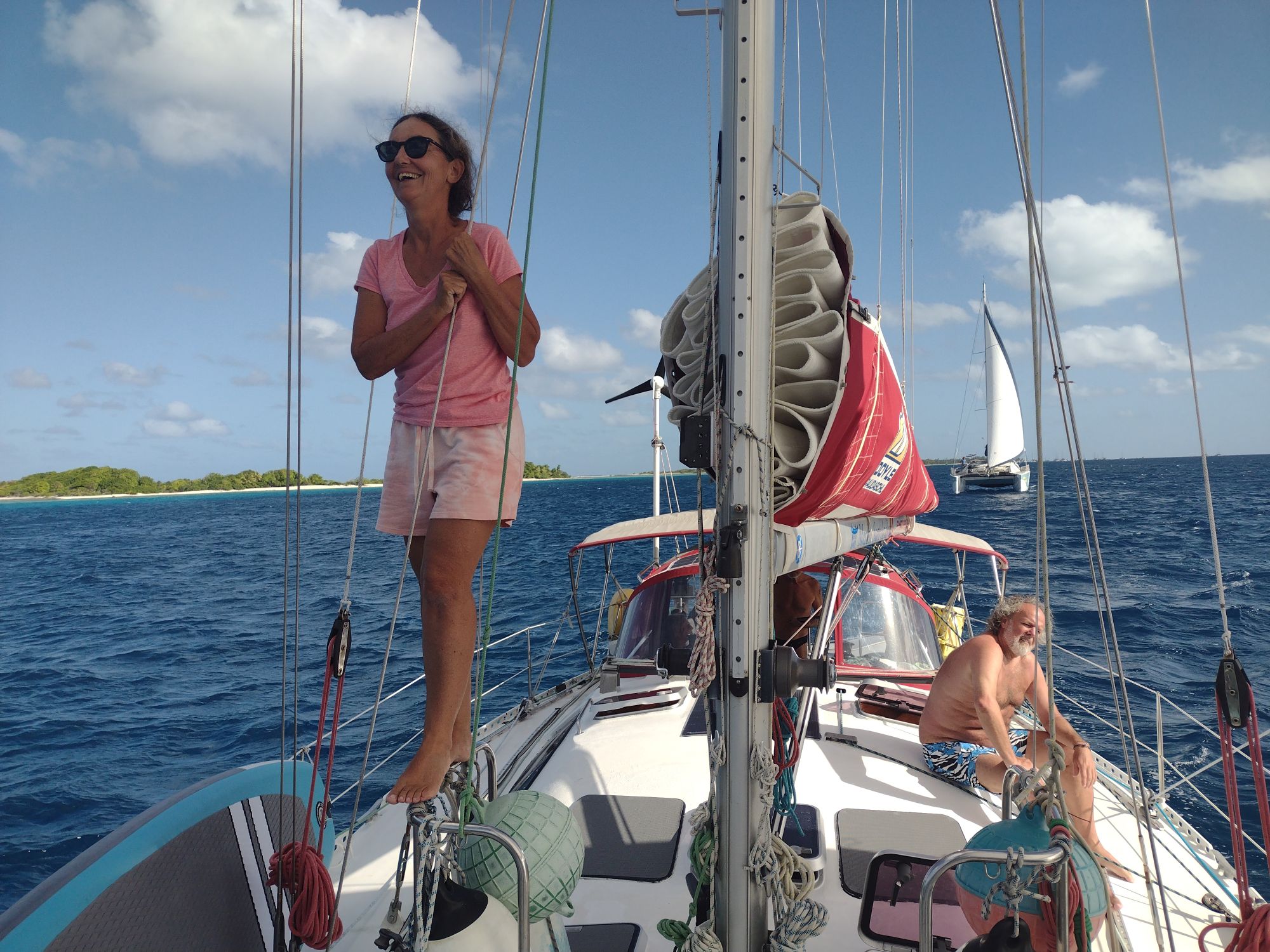 Blick vom Bug nach achtern mit Doris und Heimo